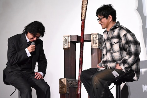 大沢たかお（右）に感謝を伝える山崎賢人（左）