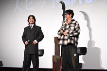 歓声に笑顔で応える山崎賢人（左）と大沢たかお（右）