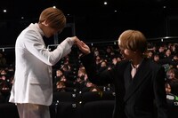 八木勇征（左）をエスコートする中村海人（右）