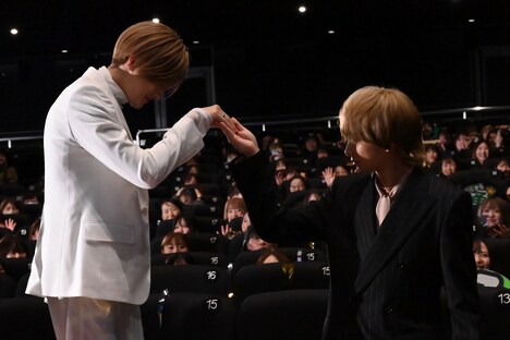 八木勇征（左）をエスコートする中村海人（右）