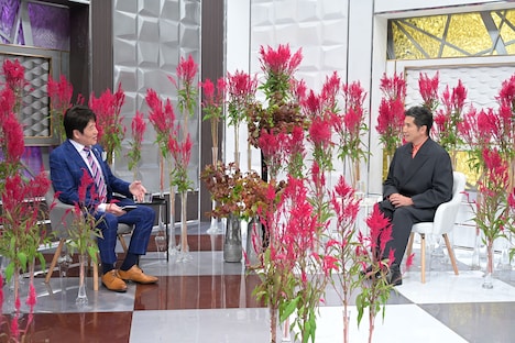 「日曜日の初耳学『インタビュアー林修』」より、本木雅弘（右）と林修（左）