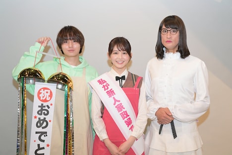 「家政夫のミタゾノ 第7シーズン」より、左から村田光(伊野尾慧)、久間田琳加、三田園薫(松岡昌宏)