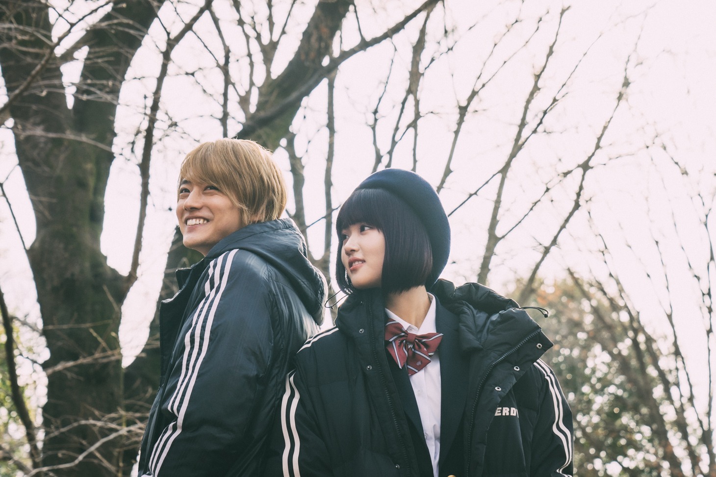 実写版「【推しの子】」のメイキング写真。左からアクア役の櫻井海音、有馬かな役の原菜乃華