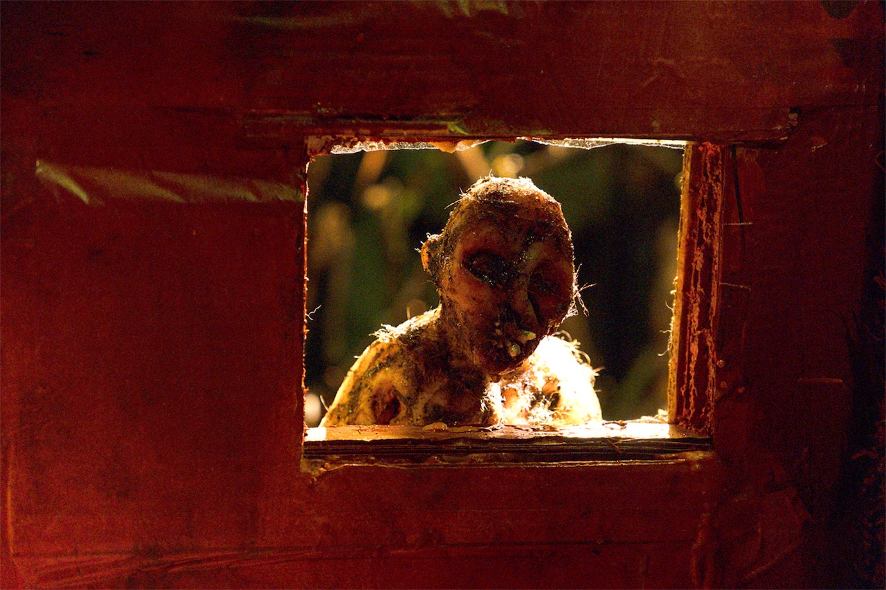 狂気のモンスターがのぞき込む…ストップモーション×実写映画の新写真到着