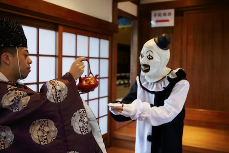 お神酒をいただくアート・ザ・クラウン