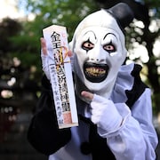 「テリファー 聖夜の悪夢」アート・ザ・クラウンが八幡様でヒット祈願、おみくじの結果は