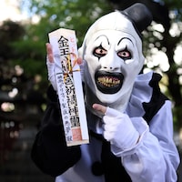 「テリファー 聖夜の悪夢」アート・ザ・クラウンが八幡様でヒット祈願、おみくじの結果は