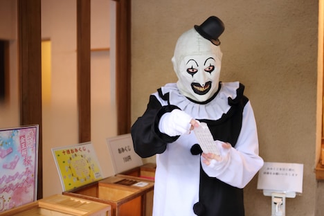 おみくじを引いたアート・ザ・クラウン