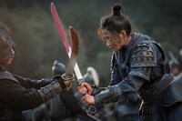 チャン・ティエンアイ（張天愛）演じる阿麦（右）