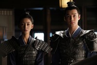 チャン・ティエンアイ（張天愛）演じる阿麦（左）とチャン・ハオウェイ（張昊唯）演じる商易之（右）