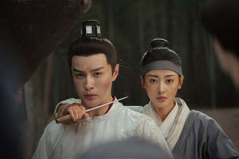 チャン・ハオウェイ（張昊唯）演じる商易之（左）とチャン・ティエンアイ（張天愛）演じる阿麦（右）