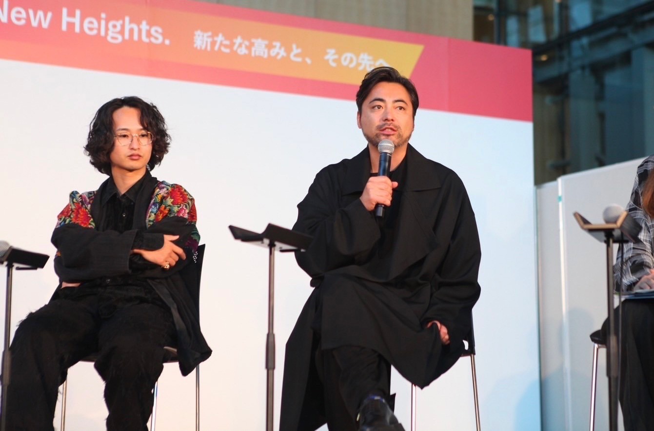 左から特殊メイク担当の快歩、山田孝之