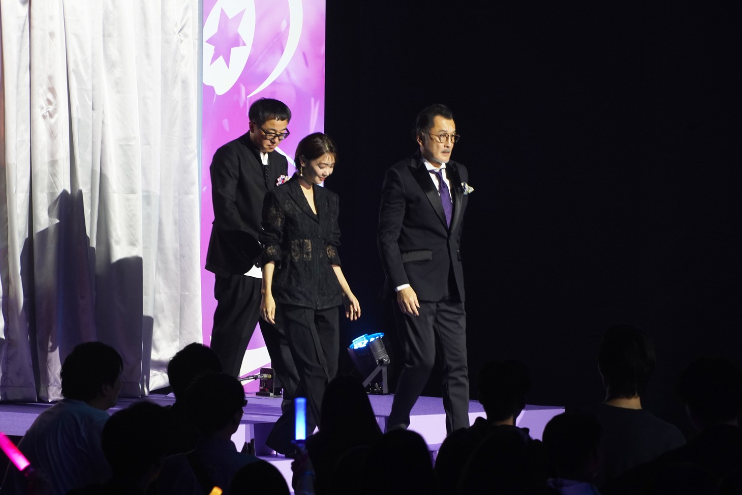 左からスミス、倉科カナ、吉田鋼太郎
