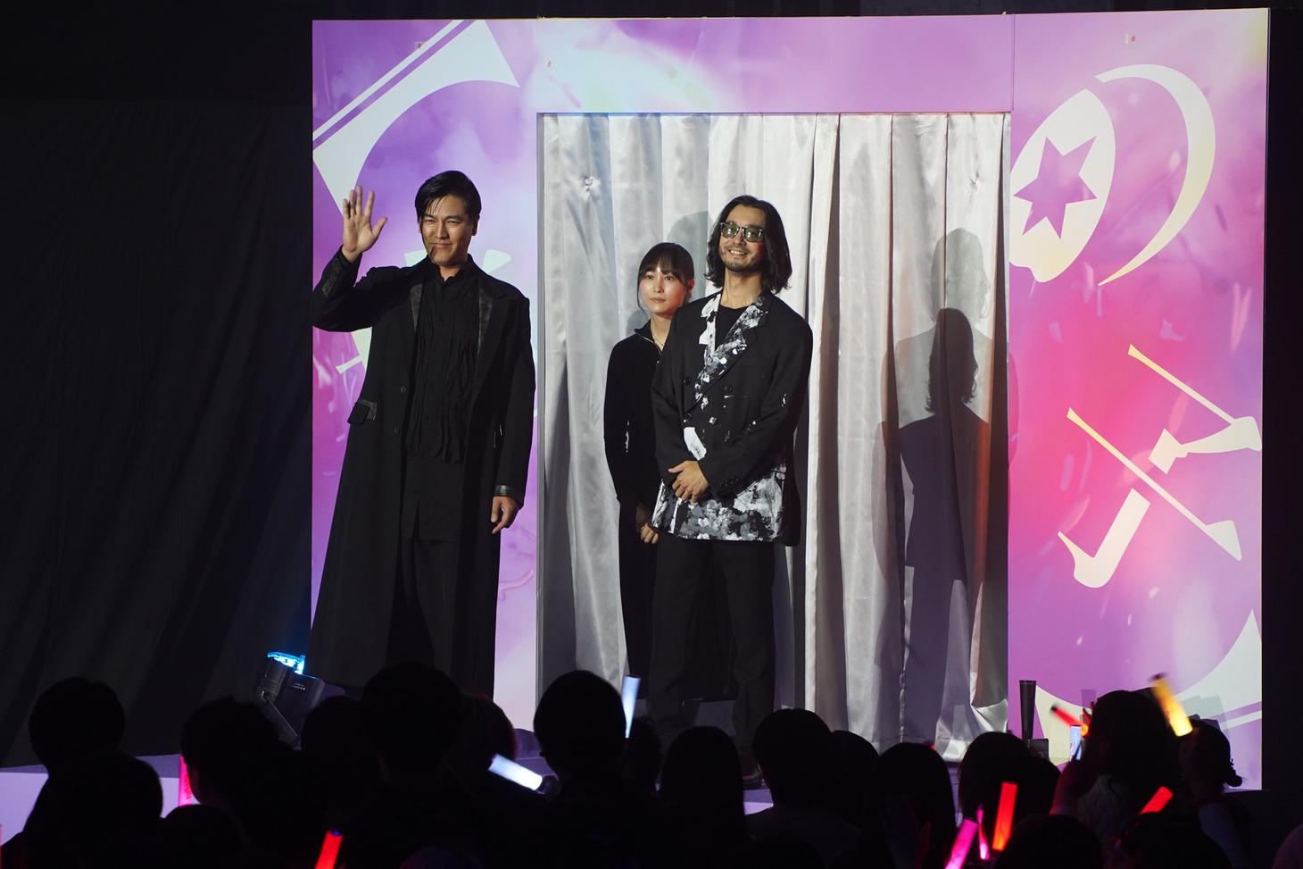 左から要潤、松本花奈、金子ノブアキ