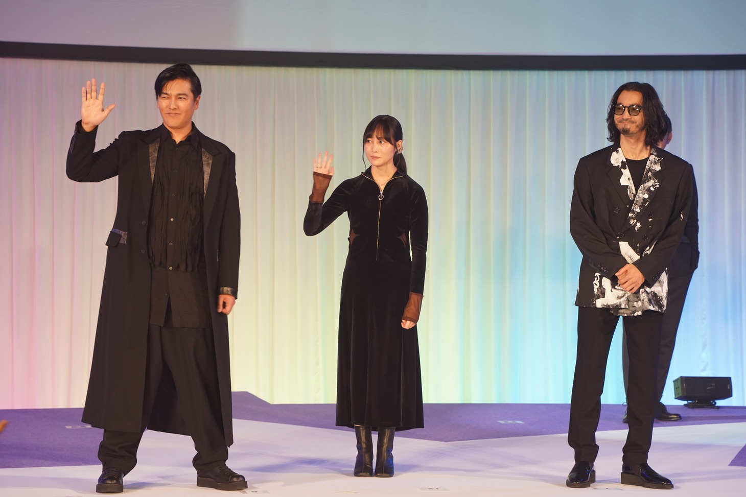 左から要潤、松本花奈、金子ノブアキ