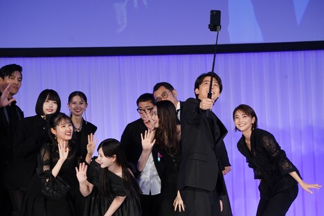 みんなでセルフィーを撮る登壇者たち