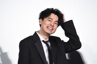 「雨の中の慾情」プレミア上映より、竹中直人のボケに笑う成田凌