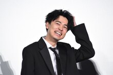 「雨の中の慾情」プレミア上映より、竹中直人のボケに笑う成田凌