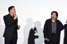 「雨の中の慾情」プレミア上映より、「僕が話すことをニコニコ聞いてくれる」と片山慎三（左）に褒められている最中の森田剛（右）