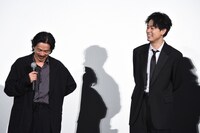 「雨の中の慾情」プレミア上映より、片山慎三に褒められた森田剛（左）と、森田を見守る成田凌（右）