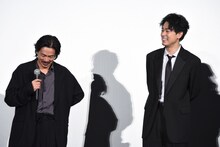 「雨の中の慾情」プレミア上映より、片山慎三に褒められた森田剛（左）と、森田を見守る成田凌（右）