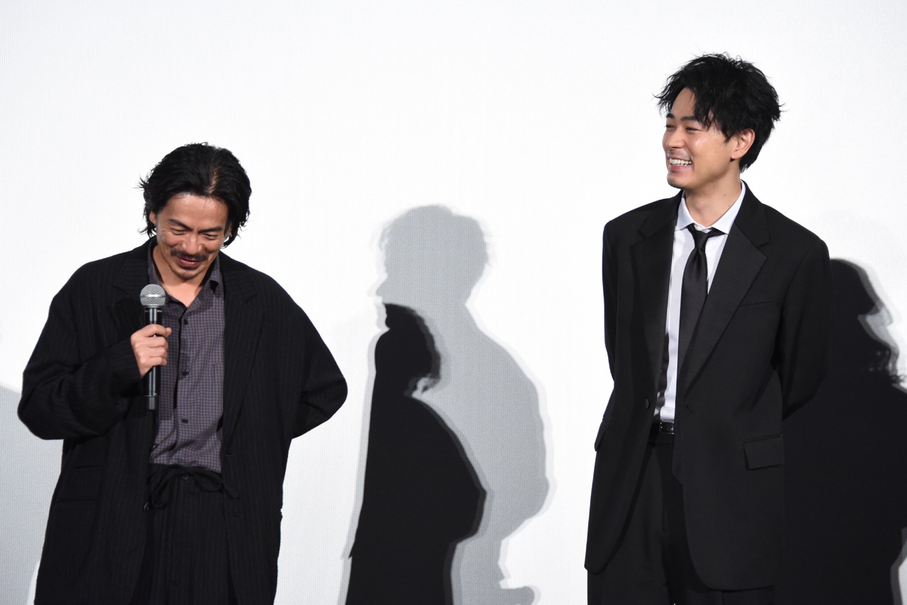 「雨の中の慾情」プレミア上映より、片山慎三に褒められた森田剛（左）と、森田を見守る成田凌（右）