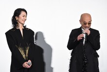 「雨の中の慾情」プレミア上映より、台湾の思い出話が止まらない竹中直人（右）と、思わず笑う中村映里子（左）