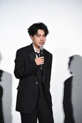 「雨の中の慾情」プレミア上映より、「ひざを新しいものに取り替えたい。下りがきつい」と嘆く成田凌