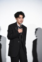 「雨の中の慾情」プレミア上映より、「ひざを新しいものに取り替えたい。下りがきつい」と嘆く成田凌