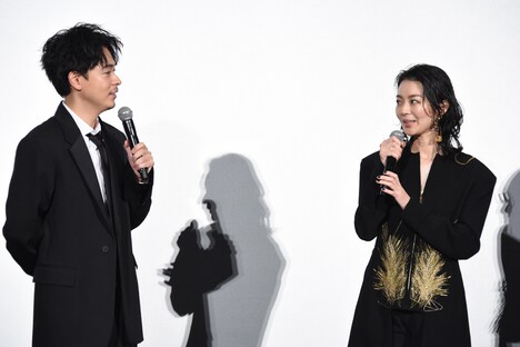 「雨の中の慾情」プレミア上映より、“新しいひざ”を欲しがる成田凌（左）と“落ち着いた心”を手に入れたい中村映里子（右）