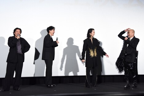 「雨の中の慾情」プレミア上映より、「剛毛が欲しいって言おうと思った！」と残念がる竹中直人（右端）と、竹中のボケに笑う一同