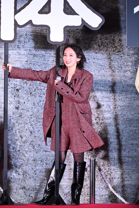 強風で倒れそうになったパネルを支える吉岡里帆