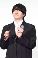 バルーンを振る観客をまねて、手をブンブン振る西畑大吾