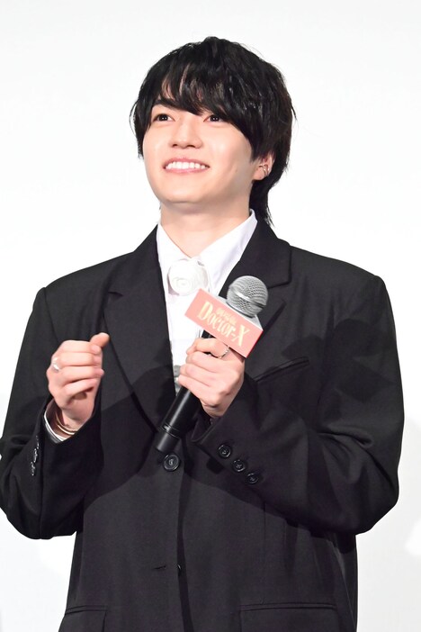 バルーンを振る観客をまねて、手をブンブン振る西畑大吾