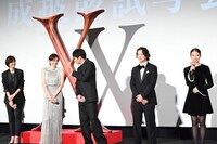 今田美桜（右）のフレッシュな挨拶に米倉涼子（中央左）らが「かわいいね」とざわめく様子