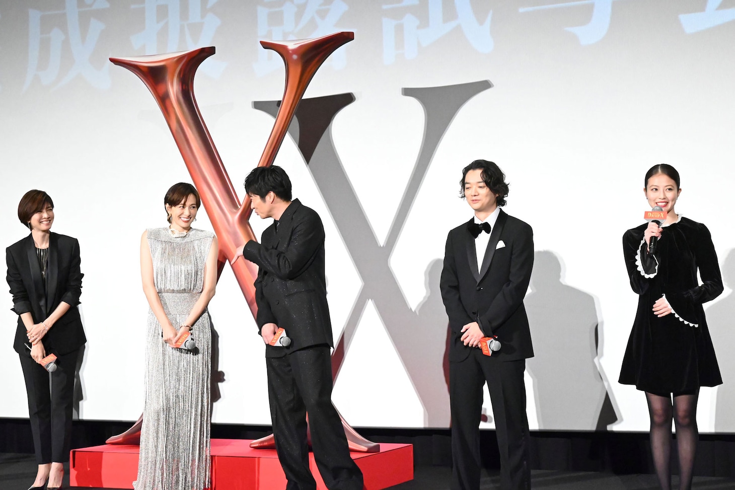 今田美桜（右）のフレッシュな挨拶に米倉涼子（中央左）らが「かわいいね」とざわめく様子