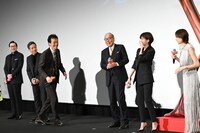 米倉涼子（右）から「『民王R』の撮影で疲れてる」と指摘され、苦笑する遠藤憲一（中央）