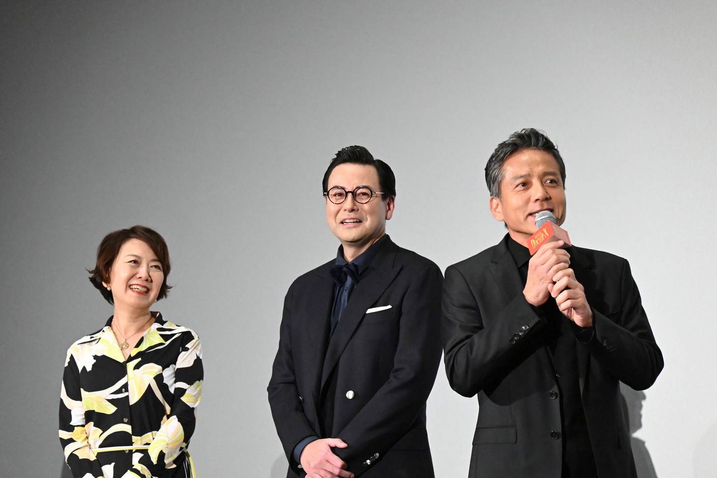 「腹腔鏡手術」を一度も正しく発音できない勝村政信（右）と、それを見守る中園ミホ（左）、鈴木浩介（中央）
