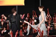 米倉涼子（右）をエスコートする内田有紀（左）