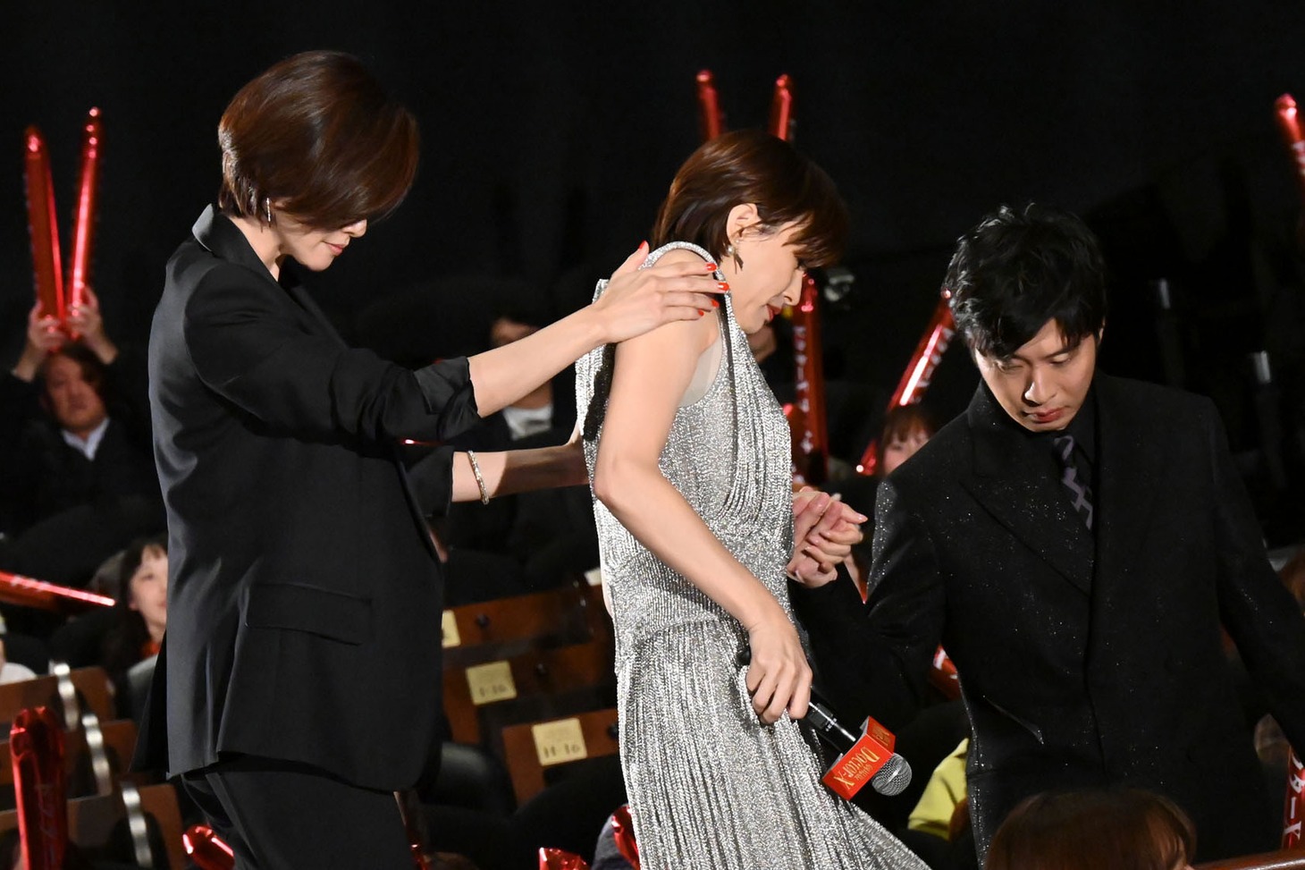 内田有紀（左）と田中圭（右）にエスコートされる米倉涼子（中央）