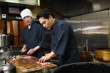 「ニノなのに」より、うなぎの串打ちをする柳楽優弥（手前）