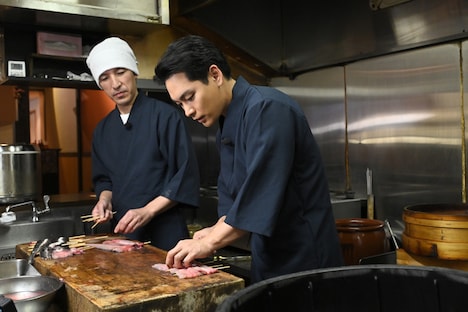 「ニノなのに」より、うなぎの串打ちをする柳楽優弥（手前）