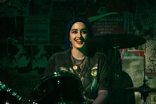 ジュリエット・モタメド演じるアイーシャ（声：戸松遥）