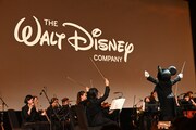 「ディズニー・コンテンツ・ショーケース2024」冒頭、ミッキーの指揮によるオーケストラ演奏の様子