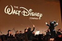 「ディズニー・コンテンツ・ショーケース2024」冒頭、ミッキーの指揮によるオーケストラ演奏の様子