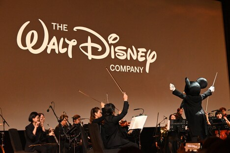 「ディズニー・コンテンツ・ショーケース2024」冒頭、ミッキーの指揮によるオーケストラ演奏の様子