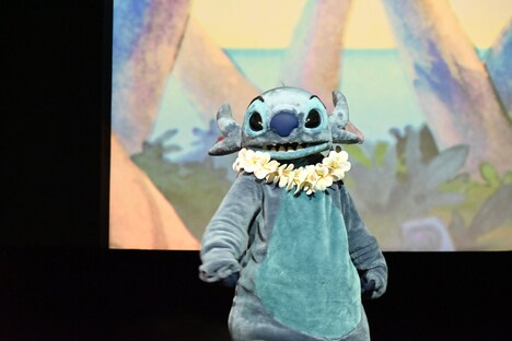 「ディズニー・コンテンツ・ショーケース2024」にサプライズ登場したスティッチ