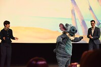 「ディズニー・コンテンツ・ショーケース2024」にて、ステージでダンスを披露するスティッチ
