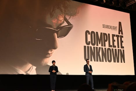 「ディズニー・コンテンツ・ショーケース2024」で「名もなき者/A COMPLETE UNKNOWN」を紹介する様子