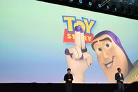 「ディズニー・コンテンツ・ショーケース2024」で、「Toy Story 5（原題）」を紹介する様子